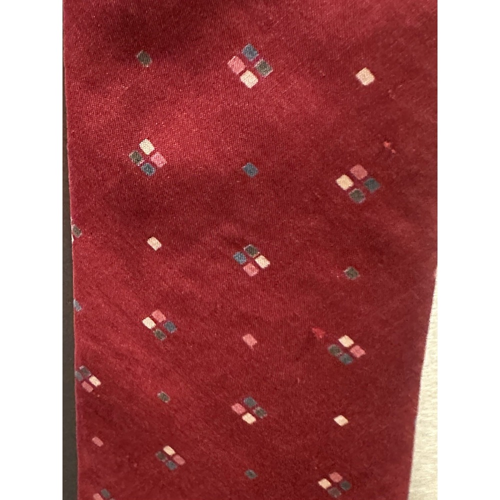 YSL Red Silk Tie With Cube Detailing Logo Material Used Great Condition‎ Icon